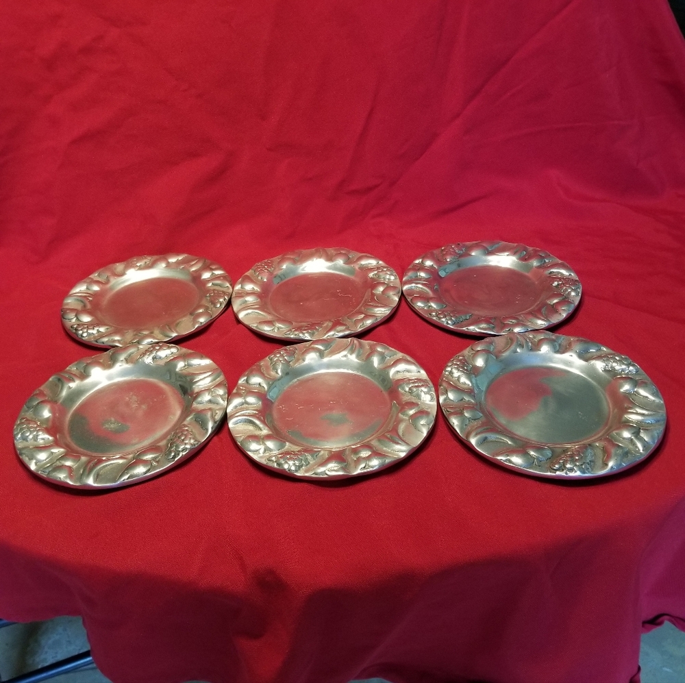 Set of 6 vintage plates marked 'FLOVE'  made in Mexico. Never used.